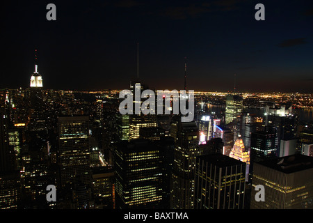 Une vue de nuit au sud-ouest vers le New Jersey à partir du haut de la roche plate-forme panoramique, Rockefeller Center, New York. Banque D'Images