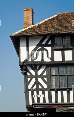 Close up vertical d'une plaque de rue sur une vieille maison tudor noir et blanc avec de vieux vitraux against a blue sky Banque D'Images