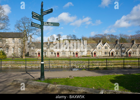 Sleddall Aynam Hospices, sur route, Kendal, à proximité de la rivière Kent, Cumbria, Angleterre, Royaume-Uni, avec en arrière-plan le château de Kendal Banque D'Images