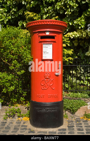 Close up vertical de l'emblématique britannique rouge pillar box - un modèle de type A du règne du roi George VI. Banque D'Images