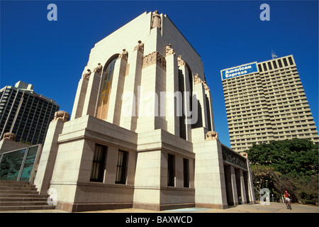 L'ANZAC War Memorial (1934) et American Express s'appuyant sur Hyde Park & Elizabeth Street à Sydney, Nouvelle Galles du Sud en Australie Banque D'Images