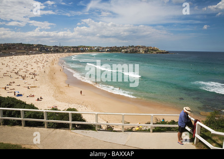 La recherche à travers l'emblématique Sydney Bondi Beach dans la périphérie Est en direction de North Bondi, New South Wales, Australie Banque D'Images