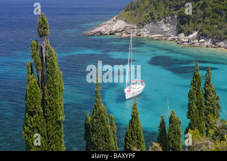 Vue d'un bateau dans une baie sur la côte nord-est, Paxos, îles Ioniennes, Grèce Banque D'Images