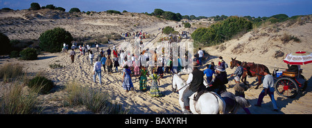 Pèlerins traversant le Parc National de Doñana et à pied à cheval, Andalousie, Espagne Banque D'Images