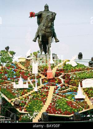 Lit de fleurs en forme d'une carte en face de monument équestre, Moscou, Russie Banque D'Images