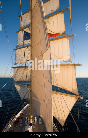 Royal Clipper voile intégral vu à partir de la plate-forme du nid de pie, à bord de la voile de croisière Royal Clipper (Star Clippers Croisieres), Adri Banque D'Images