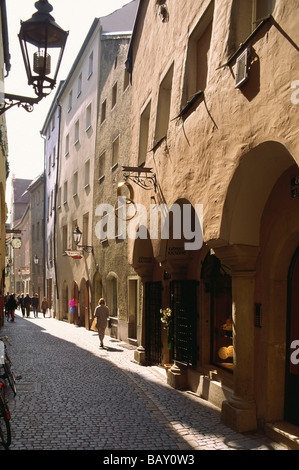 Maisons médiévales avec des arcs romans dans une ruelle pavée, Regensburg, Allemagne Banque D'Images