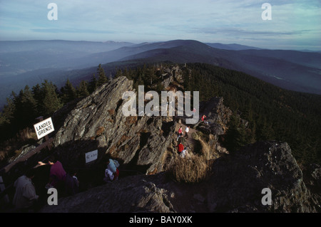 Randonneurs sur la crête de montagne à la frontière entre l'Allemagne et la République tchèque, forêt de Bavière, Allemagne Banque D'Images