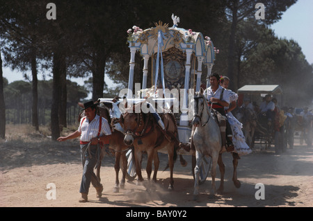 Cortège des pèlerins à cheval et à pied, un mulet conduit panier avec un autel, province de Huelva, Costa de la Luz, Andalousie, Banque D'Images