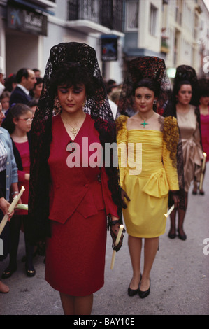 Les jeunes femmes portant des mantilles de dentelle noire dans une procession lors d'un festival, Lucena, Cordoba province, Andalusia, Spain Banque D'Images