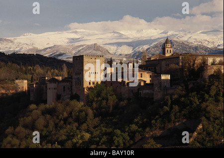 L'Alhambra, palais maure en face de montagnes couvertes de neige Sierra Nevada, Grenade, Andalousie, Espagne Banque D'Images