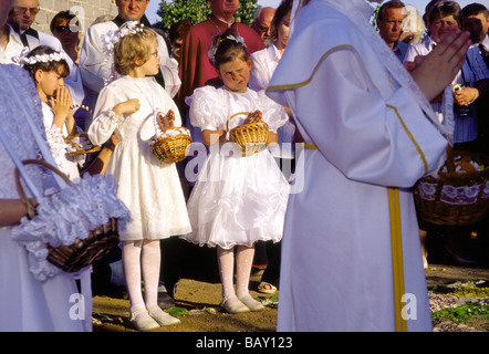 Procession sur des tapis de fleurs pour la fête de Corpus Christi dans Spicimierz près de Lodz, Pologne Banque D'Images