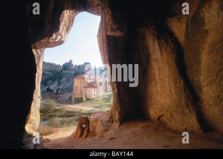 Vue du trou d'entrée d'une grotte à l'Ermita de San Bartolomé chapelle, la province de Soria, Espagne du Nord, Castille-León Banque D'Images