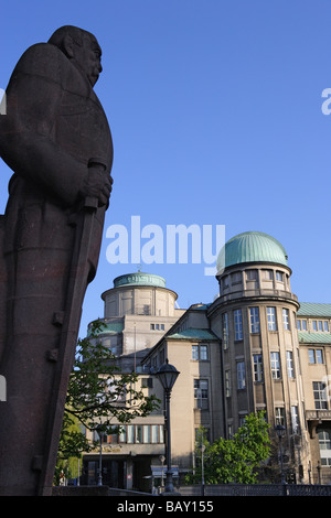 Statue de Bismarck en avant du Deutsches Museum, Munich, Bavière, Allemagne Banque D'Images