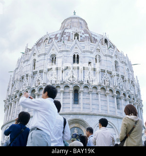 Les touristes asiatiques en face du baptistère de Pise, Toscane, Italie Banque D'Images