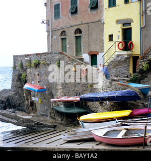 Deux hommes regardant landing stage, Riomaggiore, Cinque Terre, Italie Banque D'Images