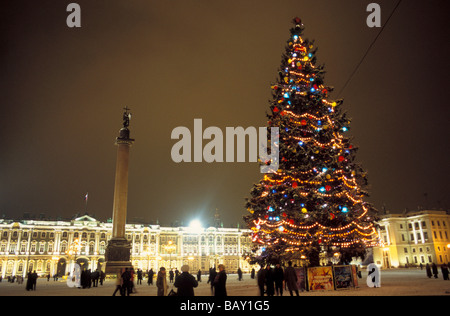 Arbre de Noël lumineux à Dwortsowaja Square, Saint-Pétersbourg, Russie Banque D'Images