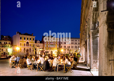 Les gens assis à l'extérieur Restaurant Banco Giro dans la soirée, Venise, Vénétie, Italie Banque D'Images