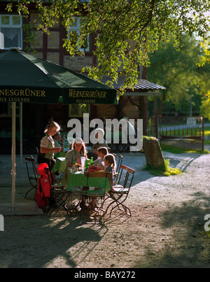 Jardin de bière Restaurant Gasthaus Dubkow-Muehle, spécialités de poissons, à l'Hauptspree dans le village de Leipe, la Spreewald, b Banque D'Images