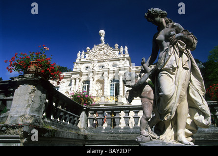 Au vue des statues en face du château de Linderhof dans la vallée de Graswang, Bavière, Allemagne Banque D'Images