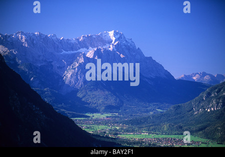 La Zugspitze, la plus haute montagne de l'Allemagne domine la vallée de la Loisach, Bavière, Allemagne Banque D'Images