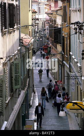 Les gens de shopping dans une ruelle dans le centre historique de Kranj, Slovénie Banque D'Images