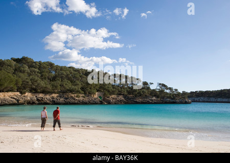 Garrot Calo d'en vous promenant au bord de la plage de la baie de Cala Mondrago, Parc Naturel de Mondrago, près de Portopetro, Majorque, Îles Baléares, Espagne Banque D'Images