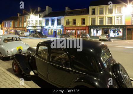 Vintage voitures garées dans la petite ville de Kenmare, comté de Kerry, Irlande, Europe Banque D'Images