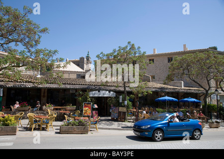 Convertible bleu et restaurant en plein air Coin, Valldemossa, Majorque, Îles Baléares, Espagne Banque D'Images