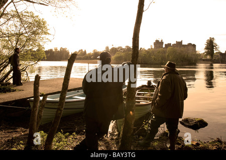 Pêcheurs sur le bord d'un lac à Ashford Castle près de Cong, dans le comté de Mayo, Irlande, Europe Banque D'Images