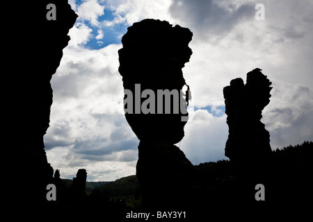 Grimpeurs sur les tours de la grande colonne Hercules, Bielatal, des montagnes de grès de l'Elbe, la Suisse Saxonne, Saxe, Allemagne Banque D'Images