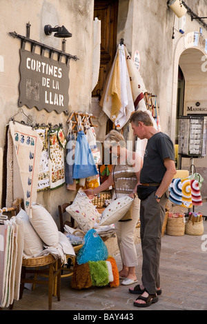 Shopping dans la vieille ville, Alcudia, Majorque, Iles Baléares, Espagne Banque D'Images