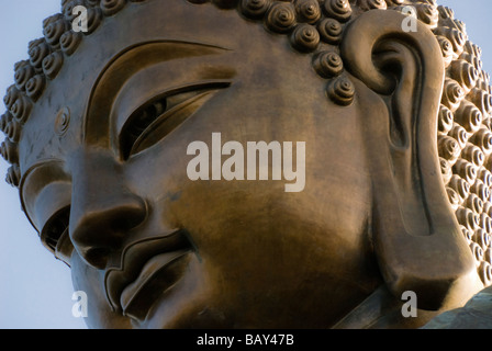 Des gros plans du géant Tian Tan Buddha statue sur l'île de Lantau, Hong Kong Banque D'Images