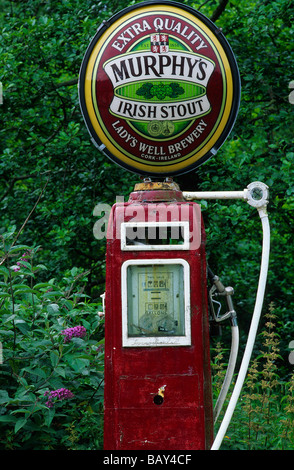 Vieille station d'essence, carburant à la bière Murphys signer en haut près d'un pub à Lauragh sur l'anneau de Beara, comté de Kerry, Irlande, Banque D'Images