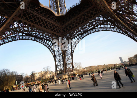 Sous la Tour Eiffel, Paris, France Banque D'Images