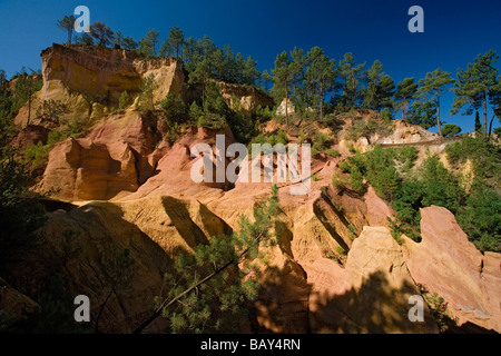 Carrière d'ocre à la lumière du soleil, Roussillon, Vaucluse, Provence, France Banque D'Images