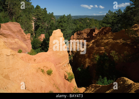 Carrière d'ocre à la lumière du soleil, Roussillon, Vaucluse, Provence, France Banque D'Images