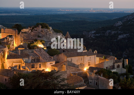 L'ancien village Les-Baux-de-Provence, dans la soirée, Vaucluse, Provence, France Banque D'Images