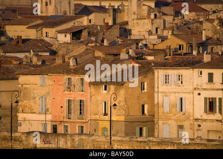 Maisons de la ville d'Arles dans la lumière du soir, Bouches-du-Rhône, Provence, France Banque D'Images