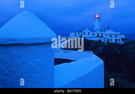 Phare de Fanad Head dans la lumière du soir, comté de Donegal, Irlande, Europe Banque D'Images