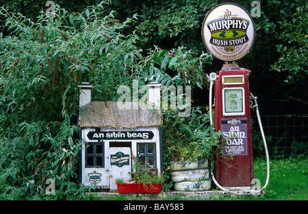 Vieille station d'essence, carburant à la bière Murphys signer en haut près d'un pub à Lauragh sur l'anneau de Beara, comté de Kerry, Irlande, Banque D'Images