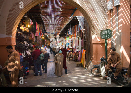 Les souks près de la place Jemaa El Fna de Marrakech Maroc Banque D'Images