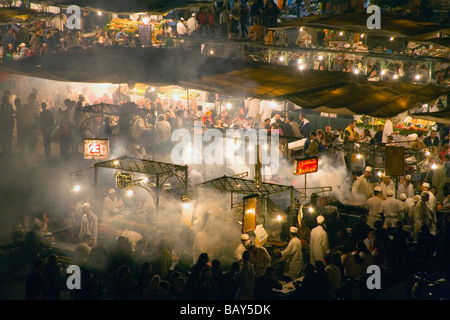 Manger et sortir à la place Jemaa El Fna de Marrakech Maroc Banque D'Images