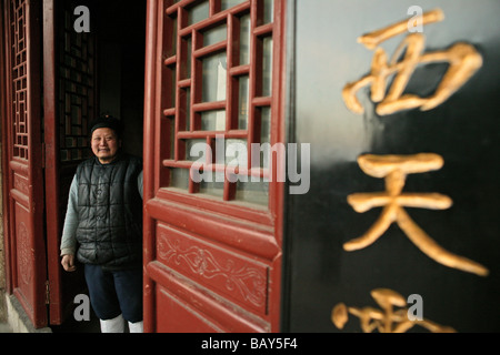 Un moine debout devant le temple, monastère à un passe d'or, Hua Shan, province de Shaanxi, China, Asia Banque D'Images