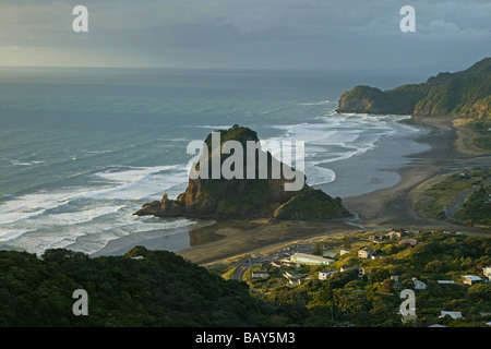 Piha beach et le Rocher du Lion, côte ouest, près de Auckland, Nouvelle-Zélande