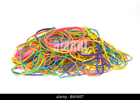 Une pile de bandes en caoutchouc de couleur isolé sur fond blanc Banque D'Images
