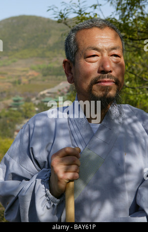 Kung Fu Master Shi Yanwen près de monastère de Shaolin, Song Shan, province de Henan, Chine Banque D'Images