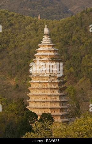 Songyue Pagoda Temple près du Monastère de Shaolin est la plus ancienne pagode à la Chine, avec douze côtés, bouddhiste taoïste, fils de montagne Banque D'Images