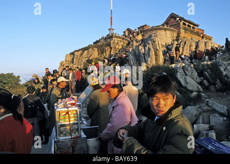 Les touristes chinois foule le sommet pour le lever du soleil, vendeur de souvenirs, le Mont Tai, Tai Shan, province de Shandong, Patrimoine Mondial Banque D'Images