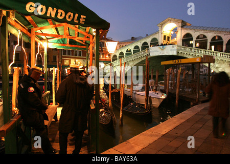 Les pilotes de gondole de l'arbre en face d'une gondole service de location, le Pont du Rialto, Grand Canal, Venise, Italie Banque D'Images